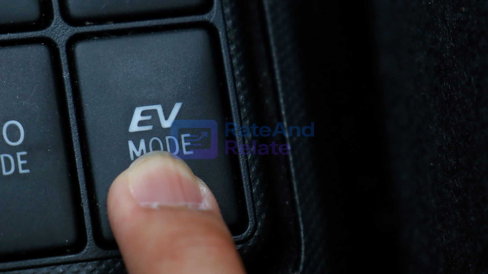 Hybrid vs. Electric Cars: A Guide for 2026 Buyers